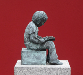 Skulptur_Lesendes Kind